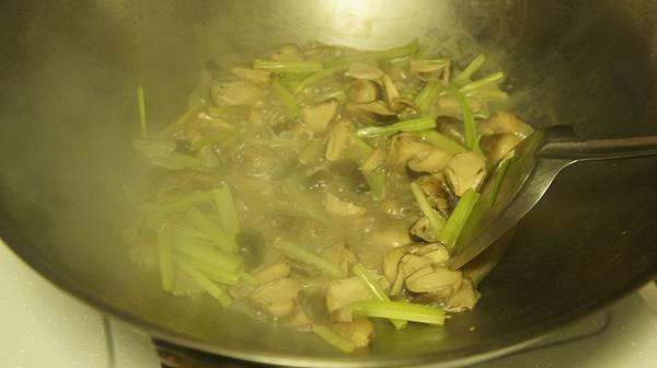 06剩下的菜料勾薄芡.jpg