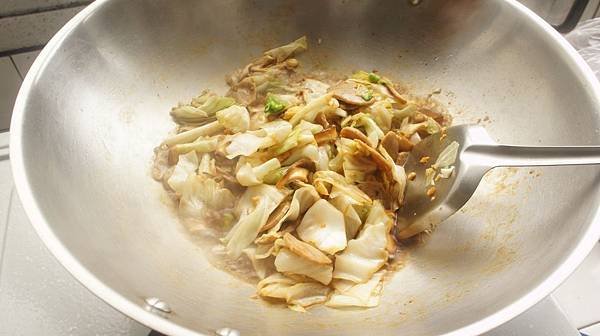 02加醬油炒香後加入貢丸片香菇片跟糖還有高鮮味精.jpg