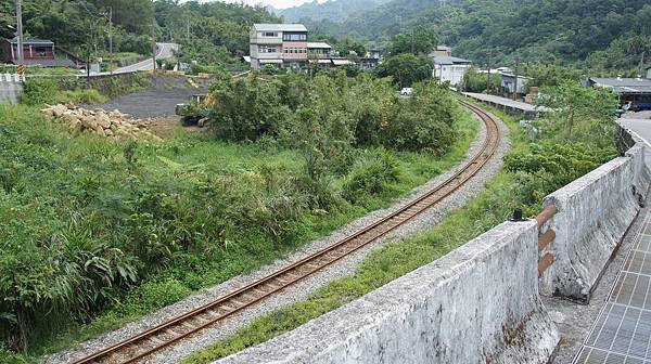 72沿著鐵路走就沒錯.jpg