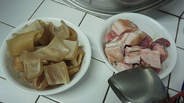08豬皮煮5分鐘後切塊.jpg