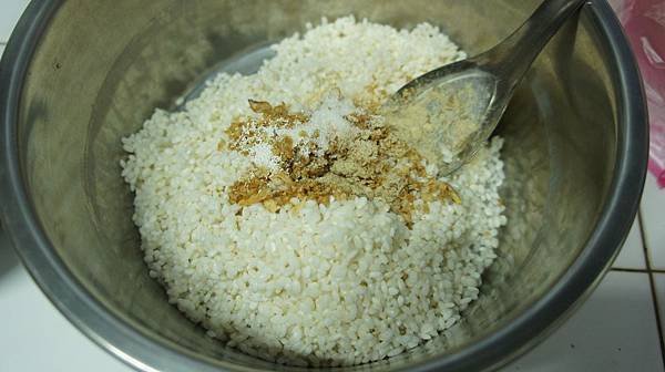 15圓糯米300g泡3小時瀝乾拌入1大匙醬油1匙白胡椒2分之一匙糖.jpg