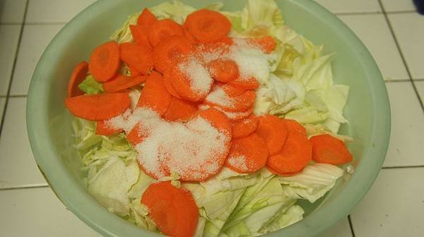 34高麗菜根紅蘿蔔片用3匙鹽抓3分鐘.jpg