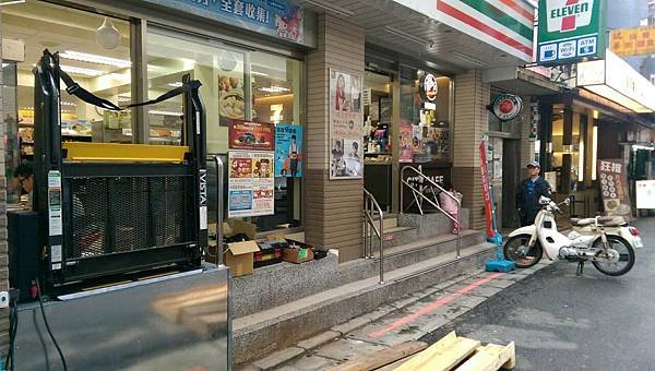 長塑門市2.jpg