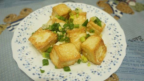 13加入蛋白炒勻後盛盤撒上蔥花.jpg