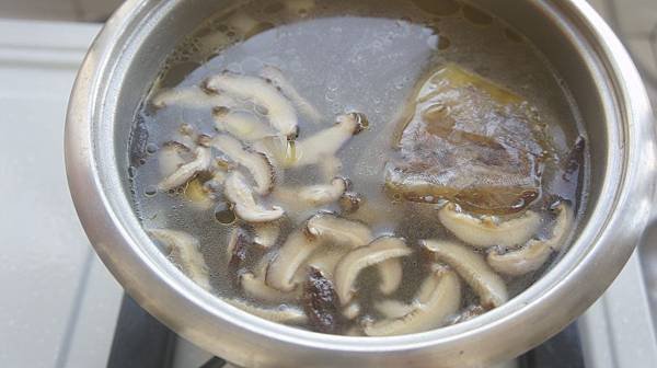 02乾香菇泡發切片放入熬40分鐘.jpg