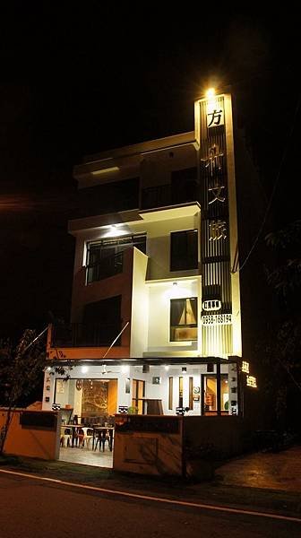 83夜晚民宿.jpg