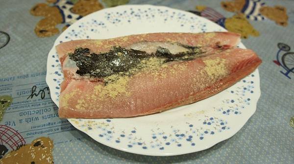 07虱目魚肚抹上薄鹽跟白胡椒粉醃製15分鐘.jpg