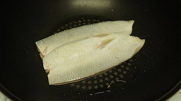 10用1大匙油魚肉面朝下煎1分鐘再小火燜3分鐘.jpg