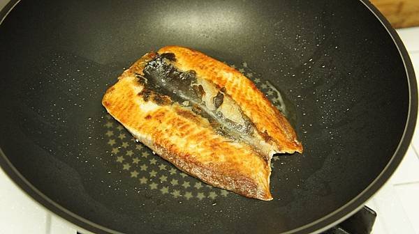 11翻面魚皮朝下煎1分鐘再燜5分鐘.jpg