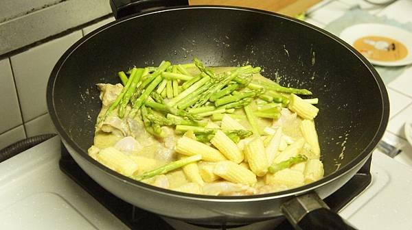 19加入雞肉在沸騰後下蔬菜.jpg