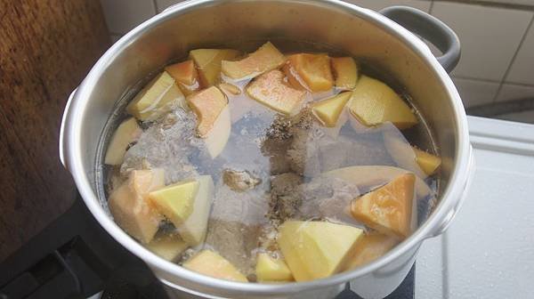 03沖洗冷水後放到2000CC水中壓力鍋煮10分鐘.jpg