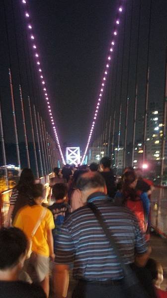 11吊橋上很晃.jpg