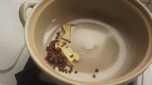 02一大匙油煸香薑片花椒跟八角.jpg