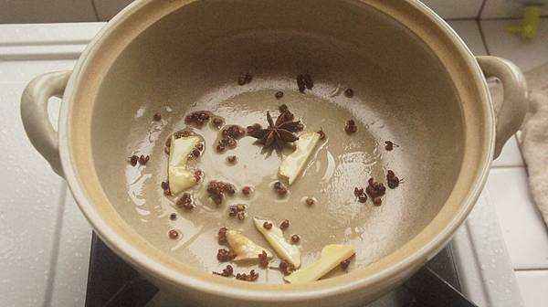 03聞到薑片的香味就可以準備五花肉下鍋.jpg