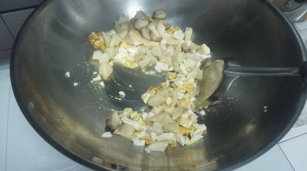 03先下鴨蛋碎炒香再下杏鮑菇.jpg