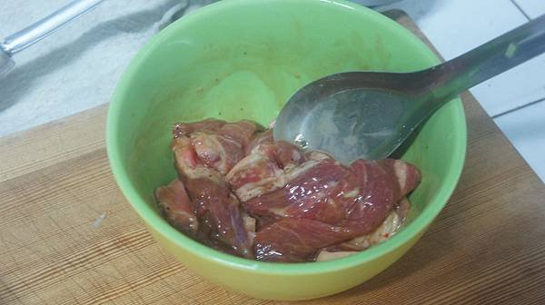 09取1大匙醃肉拌1匙太白粉.jpg