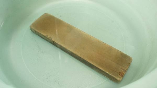 01磨刀石先泡水20分鐘.jpg