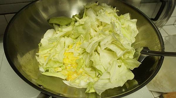 02炒好雞蛋後下高麗菜絲.jpg