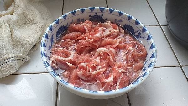 04肉片泡太白粉水.jpg