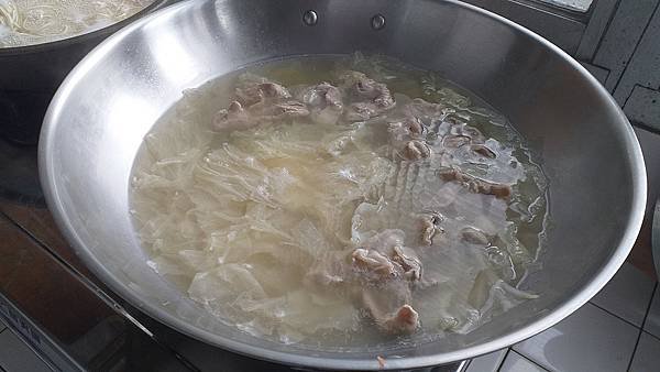 02火鍋肉片放入燙熟後加鹽1又二分之一匙熄火備用.jpg