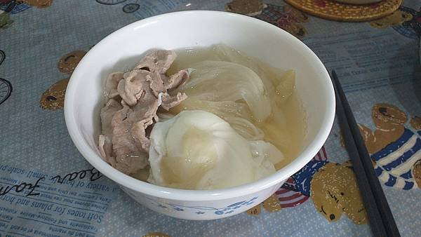 03麵條煮五分熟後放入高麗菜湯內煨煮2分鐘火鍋肉片、高麗菜加湯喜歡的可以下個蛋包.jpg