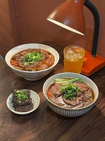 必吃！台中艸祭牛肉麵，隱藏版美味，宵夜饕客的首選！