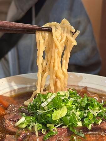 必吃！台中艸祭牛肉麵，隱藏版美味，宵夜饕客的首選！