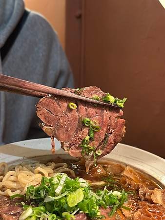 必吃！台中艸祭牛肉麵，隱藏版美味，宵夜饕客的首選！