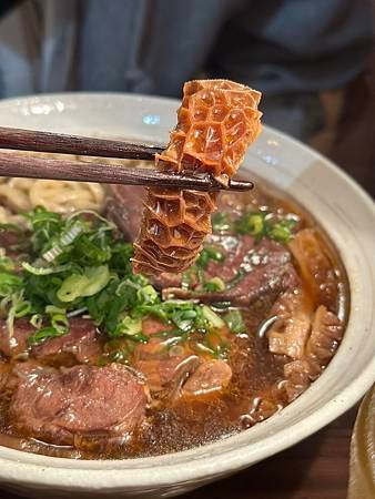 必吃！台中艸祭牛肉麵，隱藏版美味，宵夜饕客的首選！