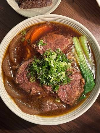 必吃！台中艸祭牛肉麵，隱藏版美味，宵夜饕客的首選！