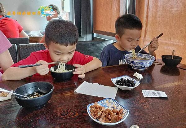 【苗栗苑裡-大鼎夏荷牛肉麵館】免費豆花吃到飽 田中央的牛肉麵