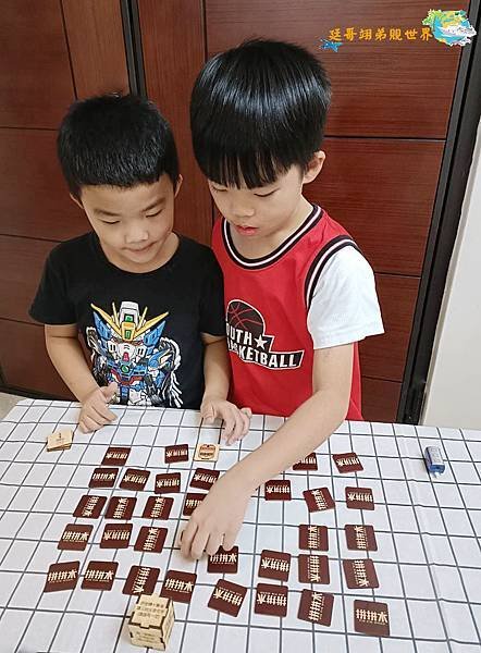 孩子不玩3C玩什麼？桌遊是您最好的選擇-台灣火車益智翻翻樂桌