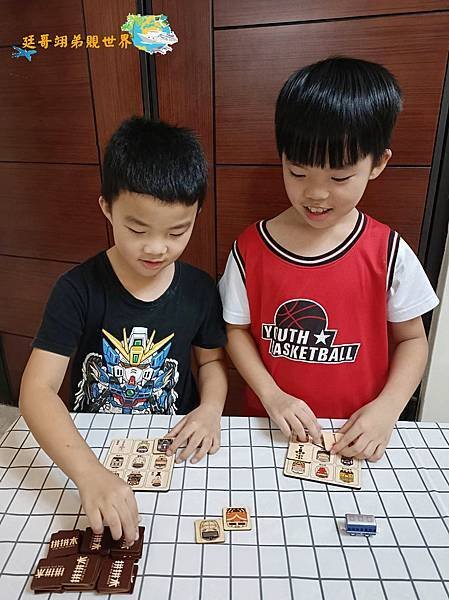 孩子不玩3C玩什麼？桌遊是您最好的選擇-台灣火車益智翻翻樂桌