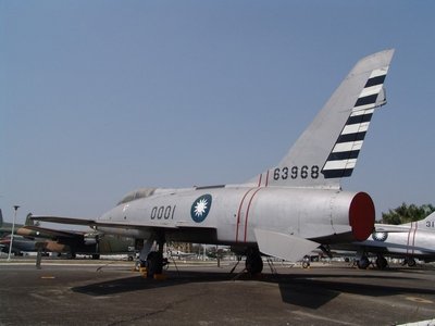 F-100F 超級軍刀式戰鬥教練機 Super Sabre