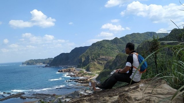 閒坐凸岩賞一路汪洋一路山