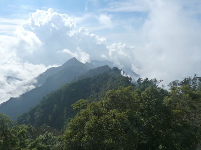 遠眺鳶嘴山/橫嶺山