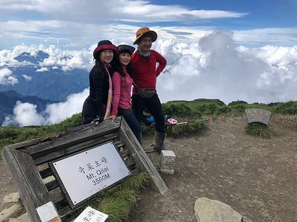 帶老婆上山吹吹風--奇萊主峰