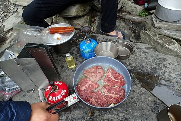 帶老婆上山吹吹風--奇萊主峰