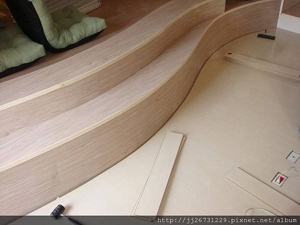 鋼琴面拍立扣-瑞士白橡-20120301-02客廳-01波浪10-2-超耐磨木地板/強化木地板