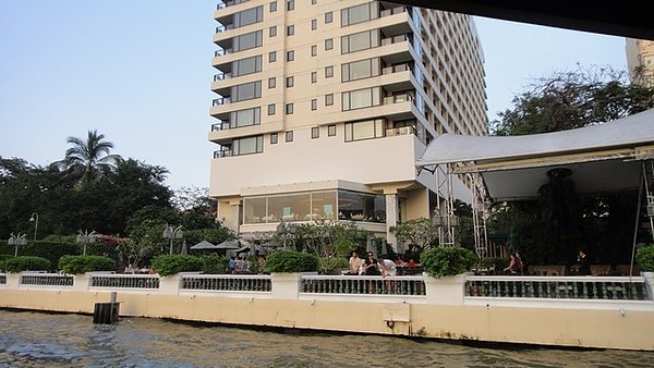 外觀樸實的東方文華酒店