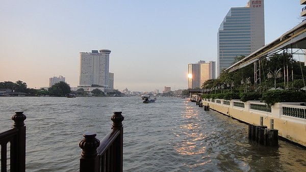搭乘東方文華的接駁船