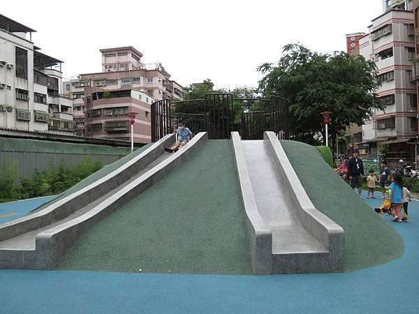 親子景點 ❤ 新北蘆洲兒五樓厝公園 ♪ 讓孩子盡情爬上爬下 