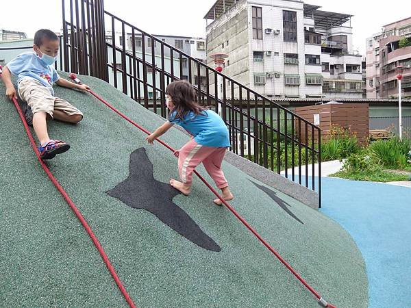 親子景點 ❤ 新北蘆洲兒五樓厝公園 ♪ 讓孩子盡情爬上爬下 