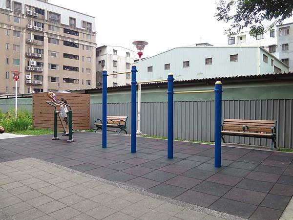 親子景點 ❤ 新北蘆洲兒五樓厝公園 ♪ 讓孩子盡情爬上爬下 