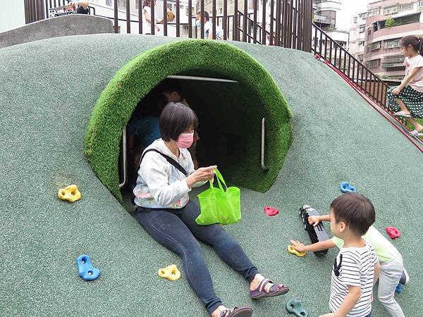 親子景點 ❤ 新北蘆洲兒五樓厝公園 ♪ 讓孩子盡情爬上爬下 