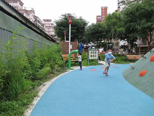 親子景點 ❤ 新北蘆洲兒五樓厝公園 ♪ 讓孩子盡情爬上爬下 