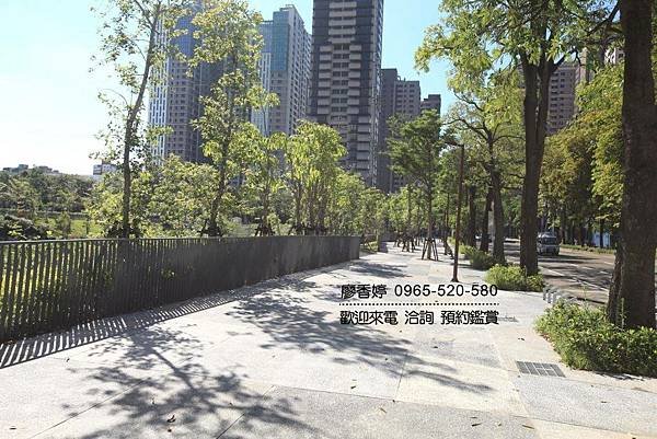 台中西屯區環境照片-秋紅谷廣場(6).jpg