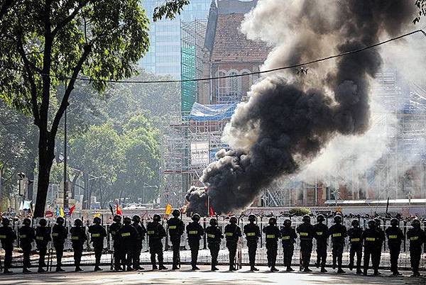 胡志明市當局在1區和新山一國際機場部署了不同的單位，以排練方式處理安全突發情況.jpg