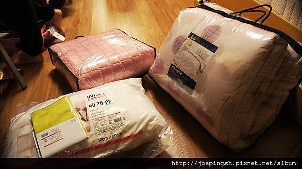 替我們買好的棉被枕頭