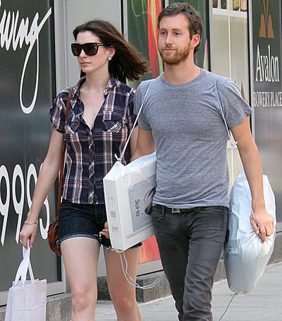 Anne Hathaway and boyfriend Adam Shulman hit the Apple store in New York